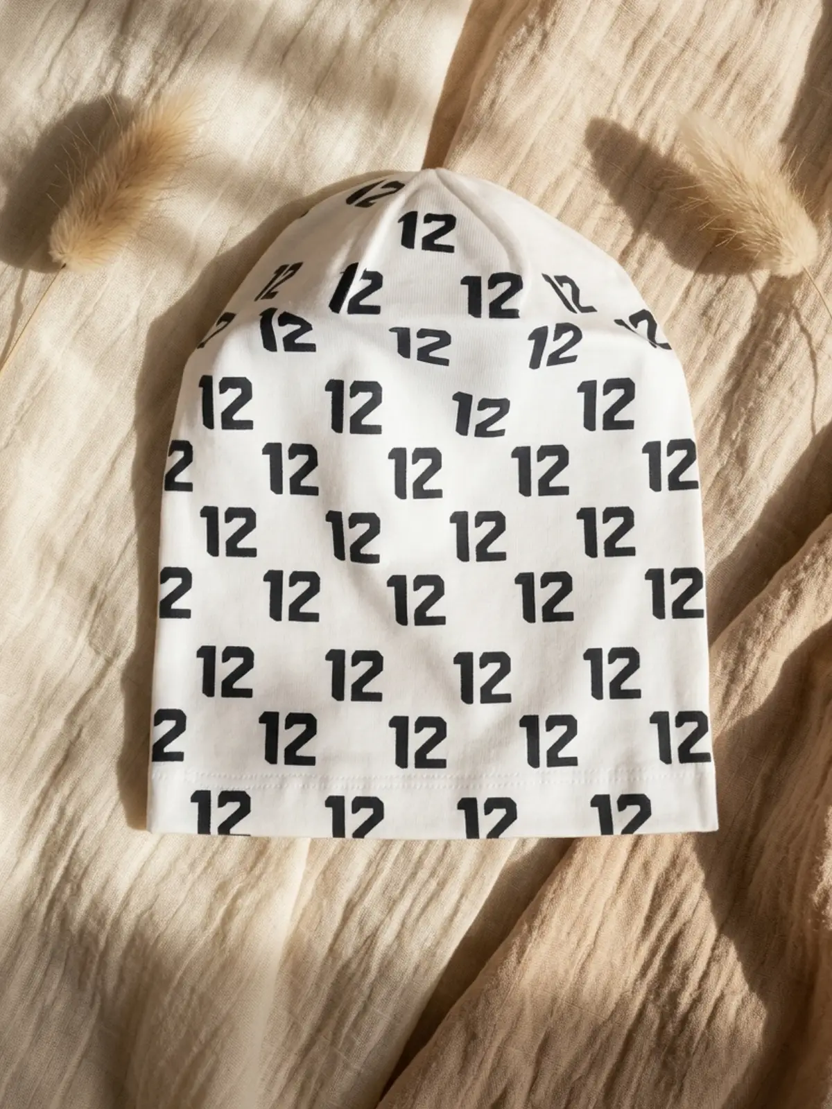 Unisex Beyaz 12 Tipografik Desenli Pamuklu Slouchy Bere Şapka - Modern Sokak Stili Tasarım 2-4 Yaş