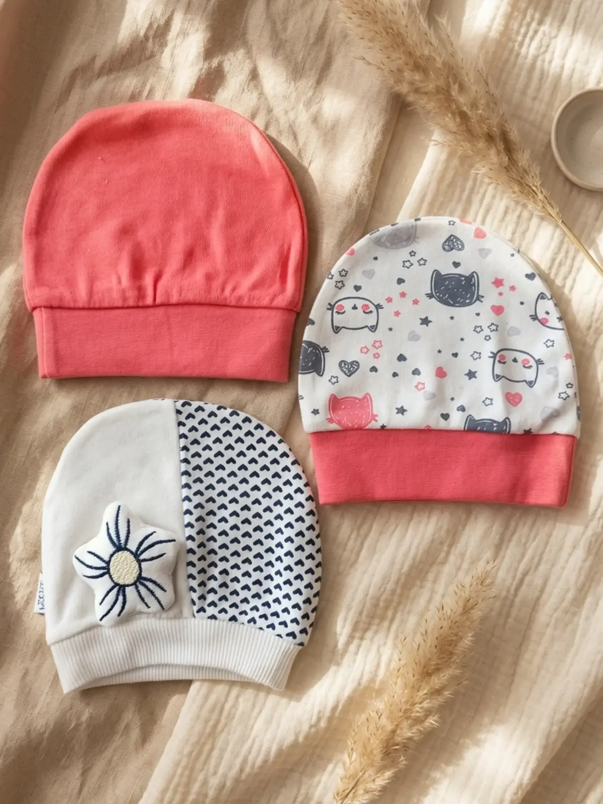 3lü % 100 Pamuklu Çiçek Aplikeli Kız Bebek Bere Şapka Seti- Kalp ve Çizgi Desenli Penye Bebek Şapkası 0-3 Ay
