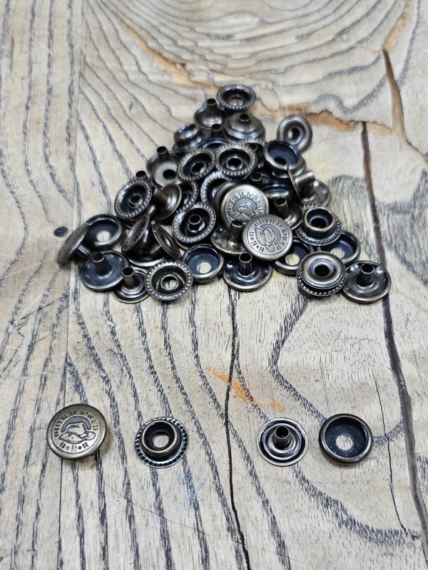 61 No Palamut Desenli Çıt Çıt Kapsül (15mm)