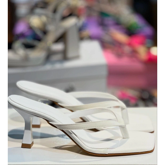 Beyaz Deri Parmak Arası Topuklu Terlik