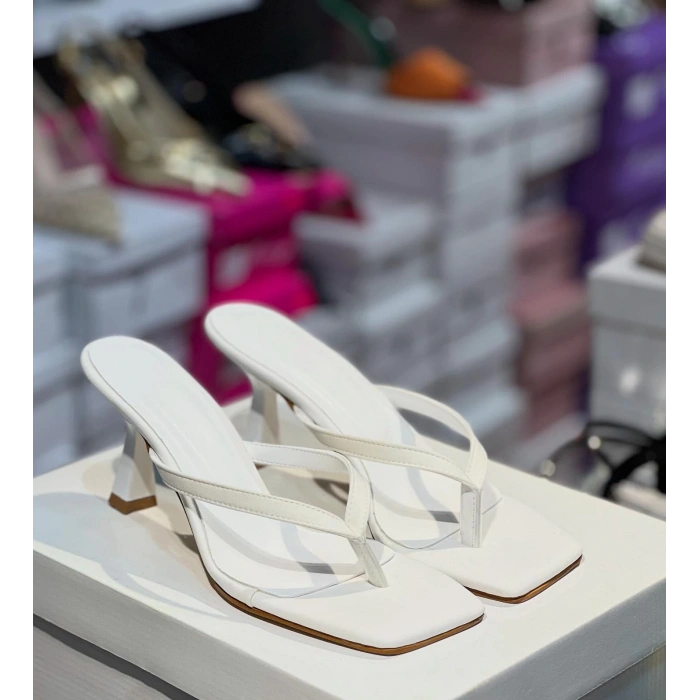 Beyaz Deri Parmak Arası Topuklu Terlik