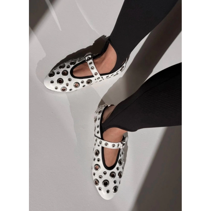 Beyaz Deri Zımba Gözlü Babet