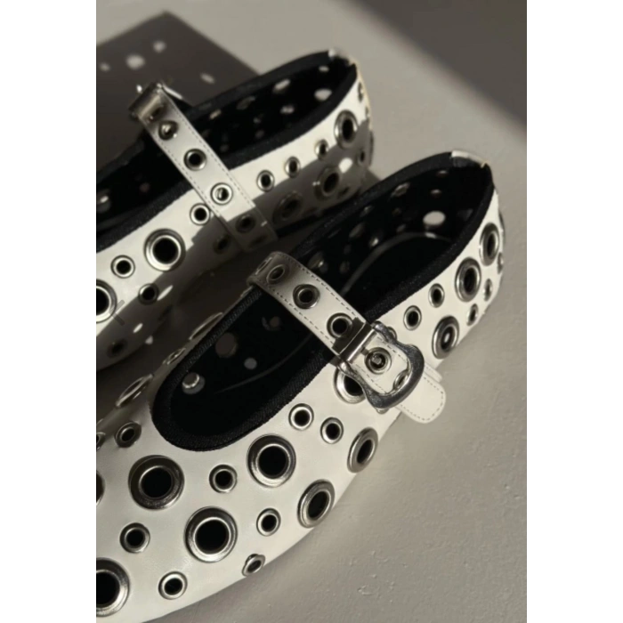 Beyaz Deri Zımba Gözlü Babet