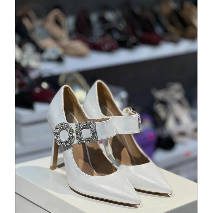 Beyaz Özel Malzeme Kemeri Taşlı Stiletto