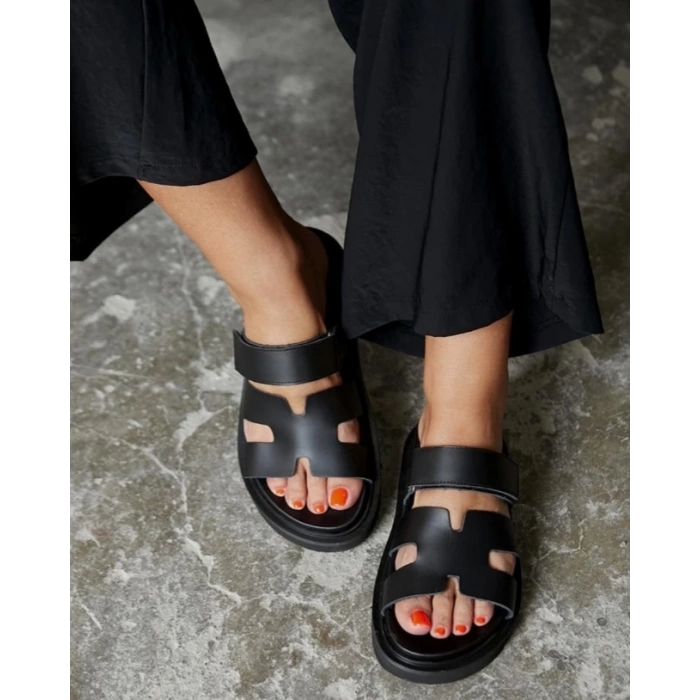 Siyah Deri Bantlı Terlik