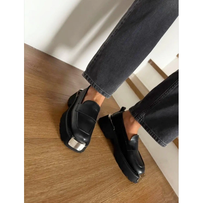 Siyah Deri Demir Detaylı Loafer