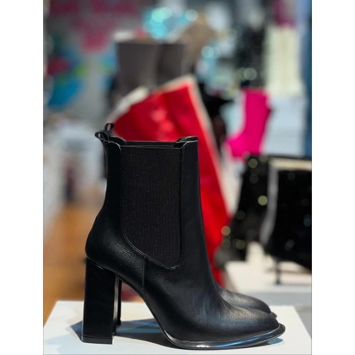 Siyah Deri Kalın Topuk Botie