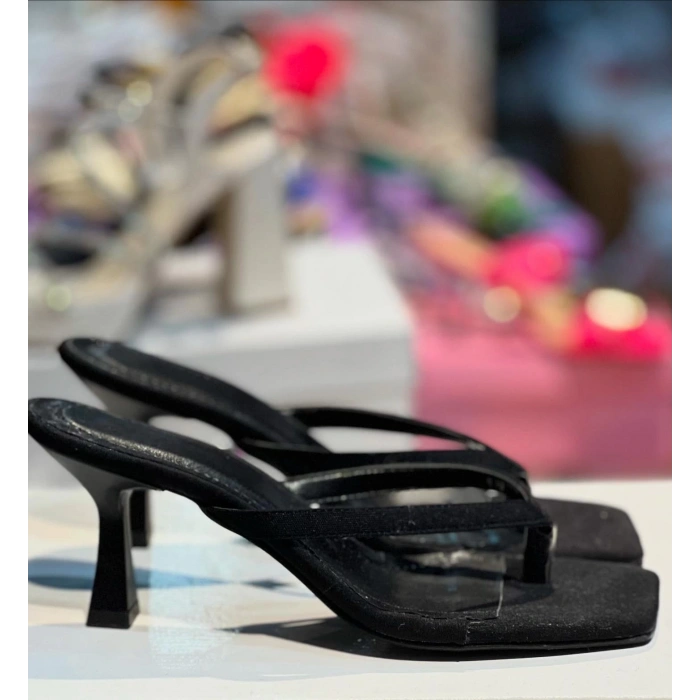 Siyah Deri Parmak Arası Topuklu Terlik