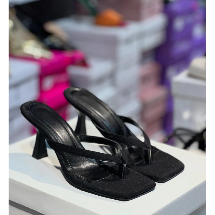 Siyah Deri Parmak Arası Topuklu Terlik