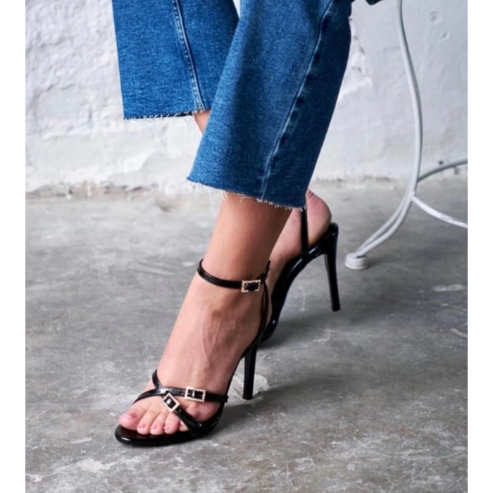 Siyah rugan Bantlı Taş Detaylı Topuklu