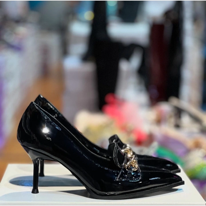 Siyah Rugan Tokalı Topuklu