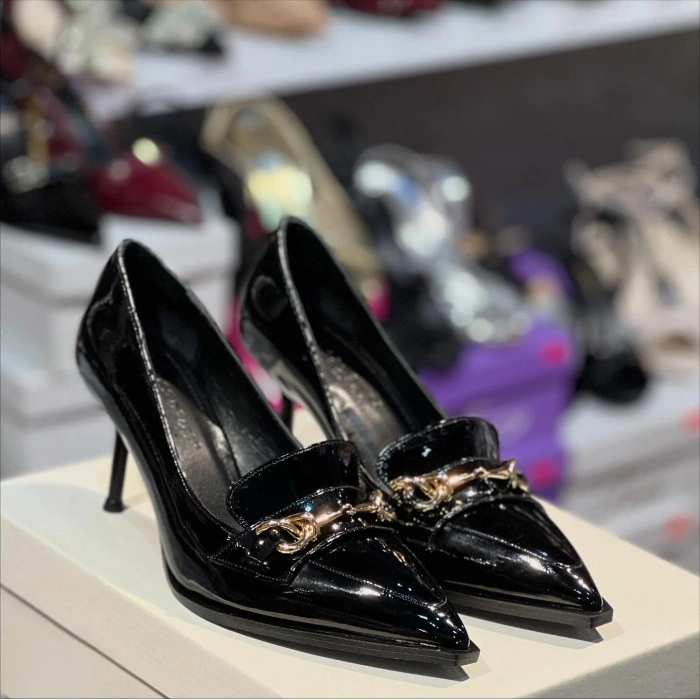 Siyah Rugan Tokalı Topuklu