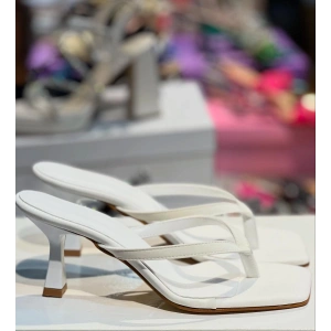 Beyaz Deri Parmak Arası Topuklu Terlik