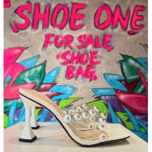 Beyaz Şeffaf Pimli Terlik