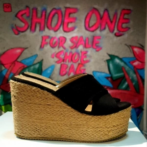 Siyah Dolgu Hasır Terlik