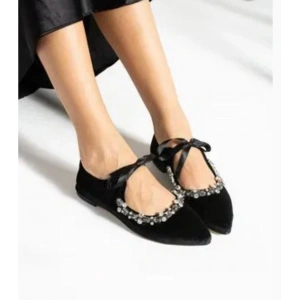 Siyah Kadife Taşlı Babet