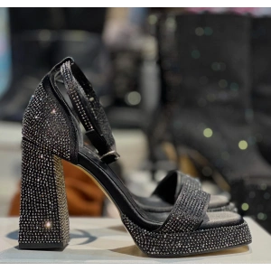 Siyah Taşlı Kalın Topuk
