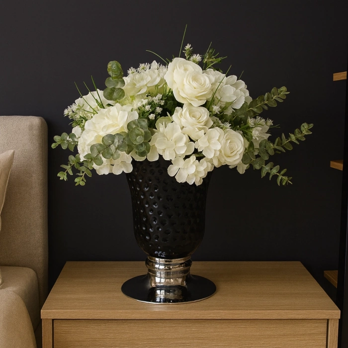 Siyah Dokulu Vazo – Beyaz Gül & Ortanca Yapay Aranjman (Salon)