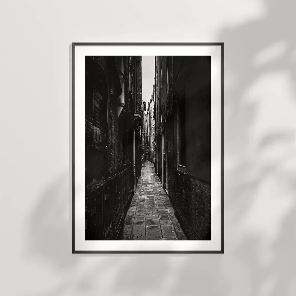 Gölgede Kalan Yollar Poster