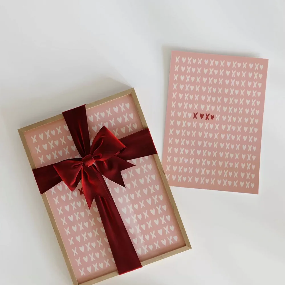 Pembe Zemin Üzerinde Kalpler ve Çarpılar Desenli Poster