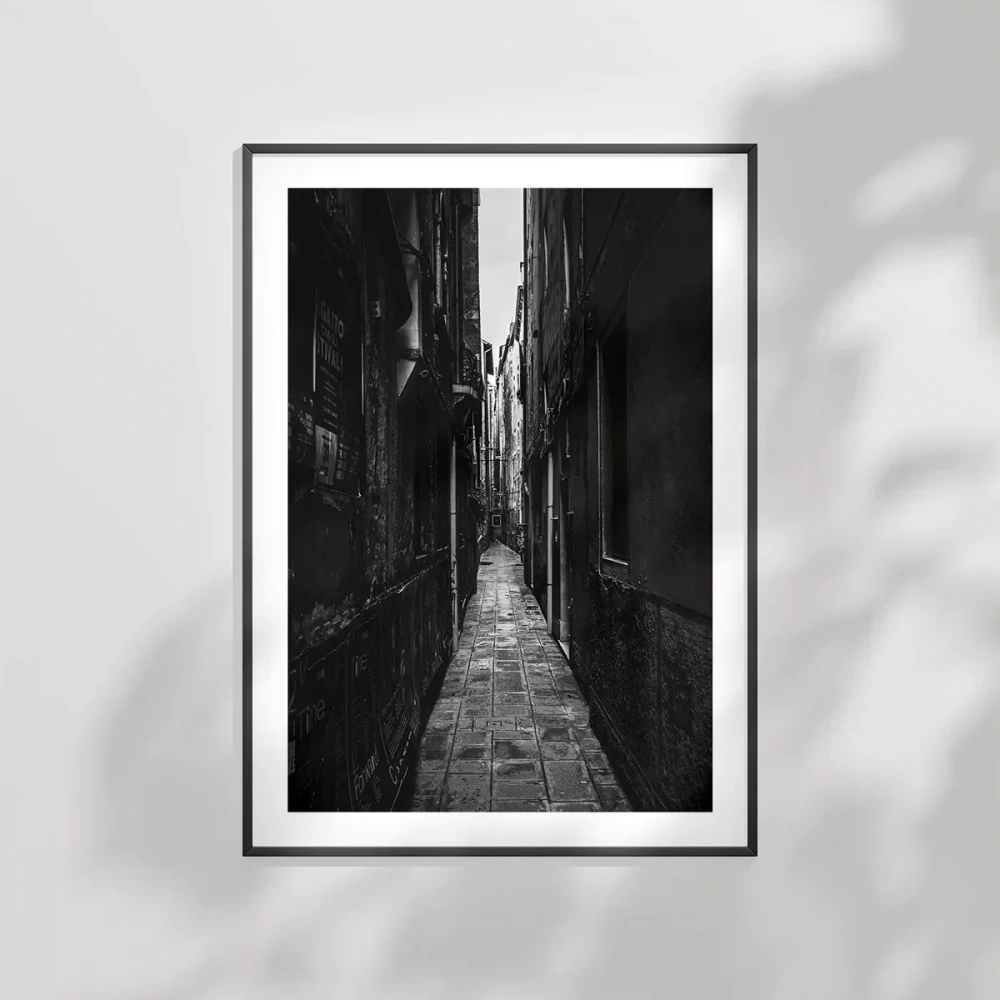 Gölgede Kalan Yollar Poster