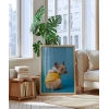 Mavi Fondaki Sarı Ceketli Köpek Poster