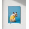 Mavi Fondaki Sarı Ceketli Köpek Poster