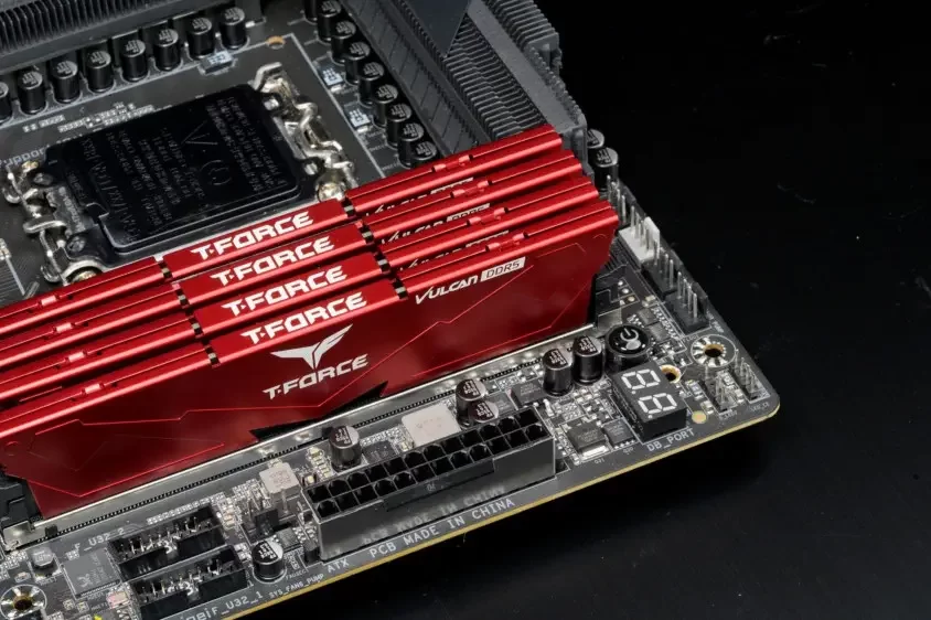 Team T-Force Vulcan Red 32GB(2x16GB) 6000Mhz DDR5 (FLRD532G6000HC38ADC01)