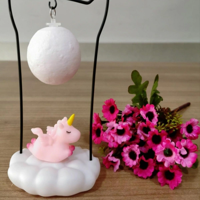Işık Altında Sallanan Renk Değiştiren Unicornlu Gece Lambası