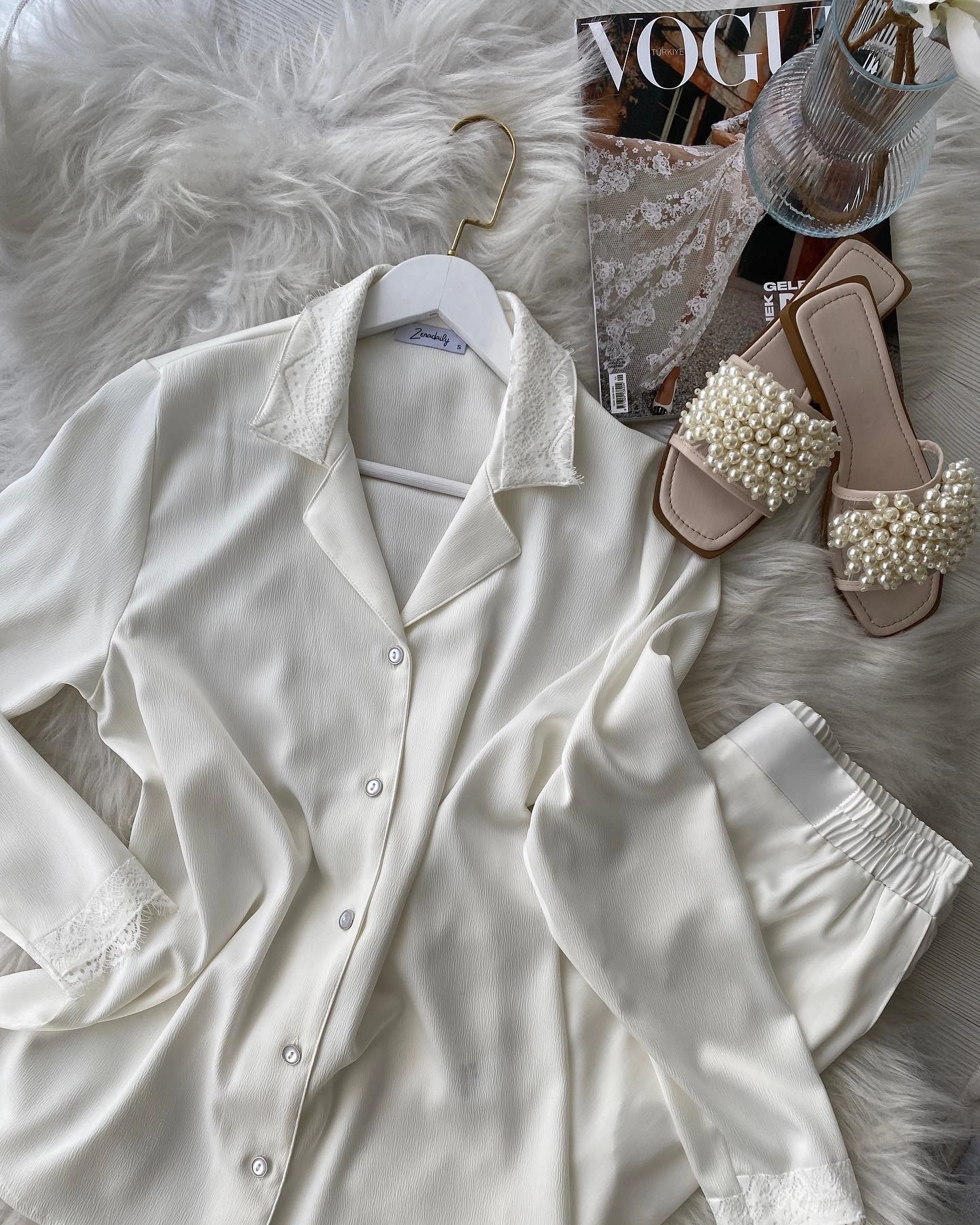 Beyaz Yaka ve kol dantel detaylı pijama takımı
