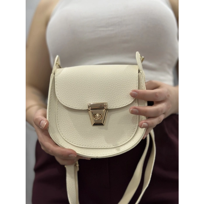 Klasik kapaklı bej cilt çanta