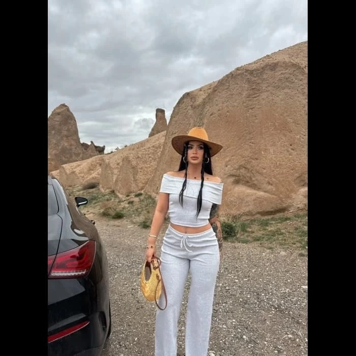 Madonna yaka bol paça pantolonlu takım