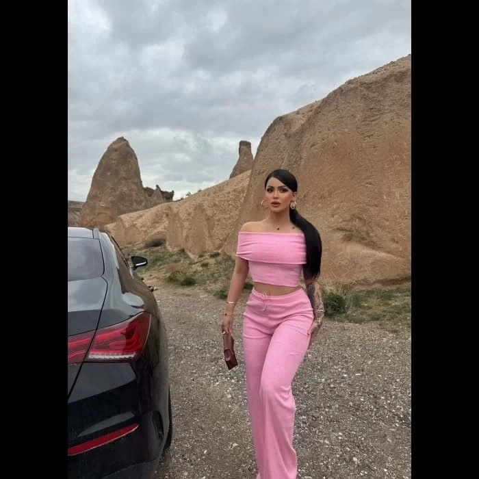 Madonna yaka bol paça pantolonlu takım