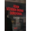 Adam Vitrinin Önünde Duruyordu