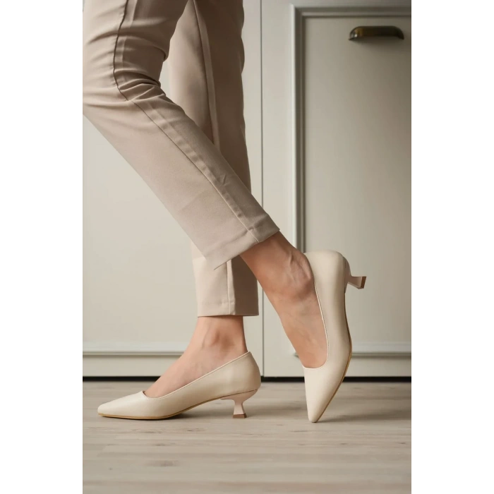 Bej Kadın Günlük Kısa Topuklu Stiletto Ayakkabı TR20MS03B