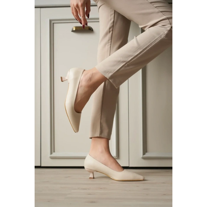 Bej Kadın Günlük Kısa Topuklu Stiletto Ayakkabı TR20MS03B