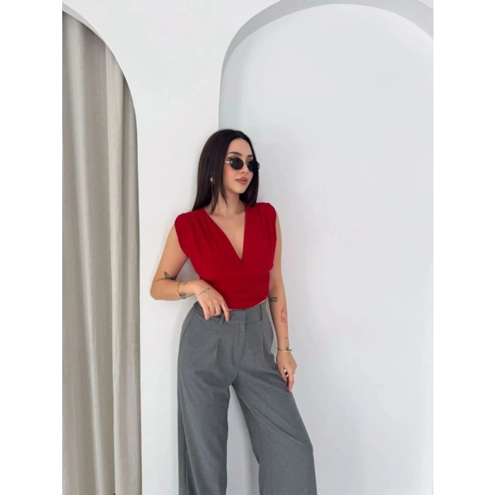 Kadın Vatkalı Kolsuz V Yaka Drapeli Crop Bluz Likralı Fit - Kırmızı