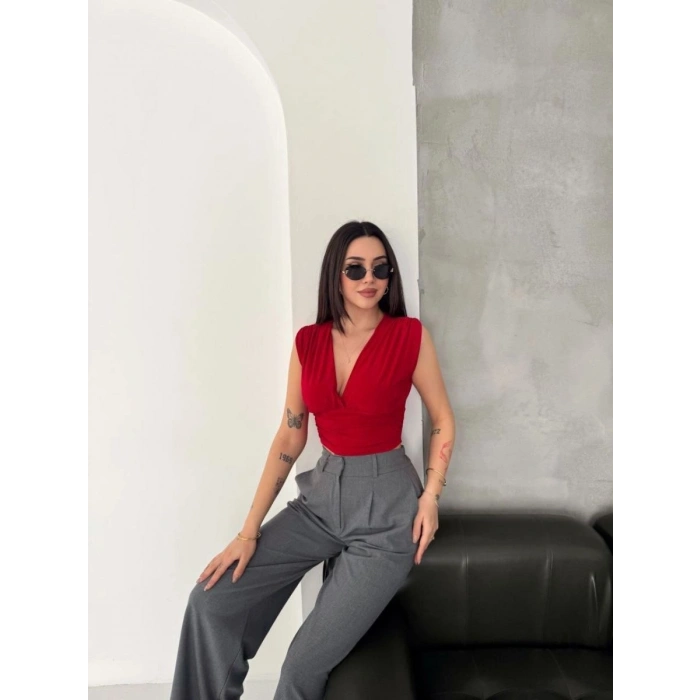 Kadın Vatkalı Kolsuz V Yaka Drapeli Crop Bluz Likralı Fit - Kırmızı