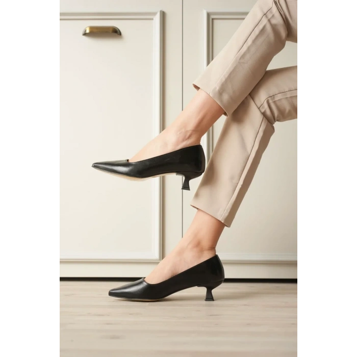 Siyah Kadın Günlük Kısa Topuklu Stiletto Ayakkabı TR20MS03A