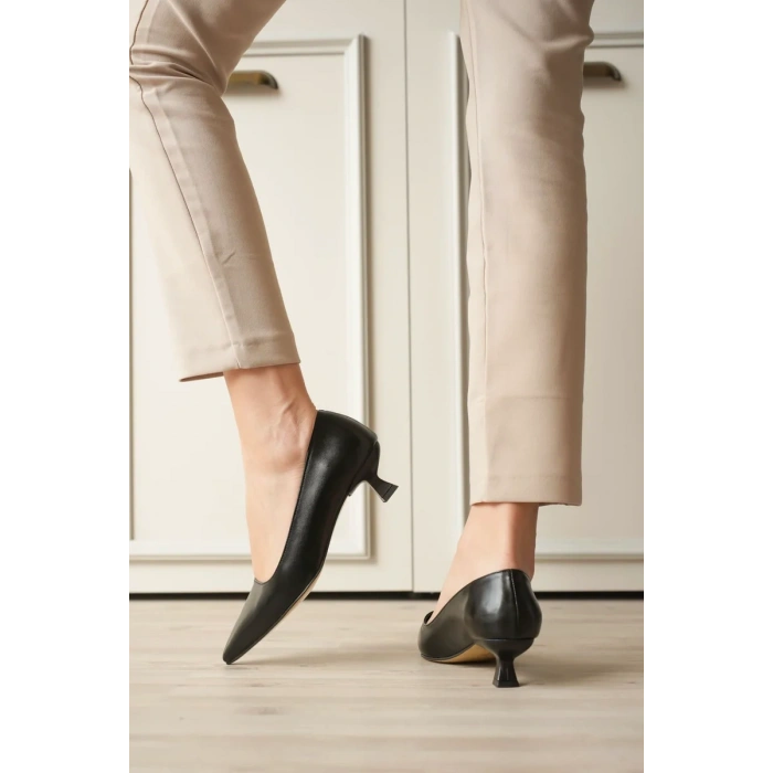 Siyah Kadın Günlük Kısa Topuklu Stiletto Ayakkabı TR20MS03A