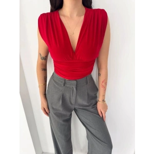 Kadın Vatkalı Kolsuz V Yaka Drapeli Crop Bluz Likralı Fit - Kırmızı