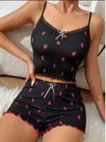 Siyah Üstüne Kırmızı Çilek Desenli Askılı Şortlu Pijama Takımı