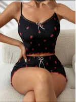 Siyah Üstüne Kırmızı Çilek Desenli Askılı Şortlu Pijama Takımı