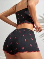 Siyah Üstüne Kırmızı Çilek Desenli Askılı Şortlu Pijama Takımı