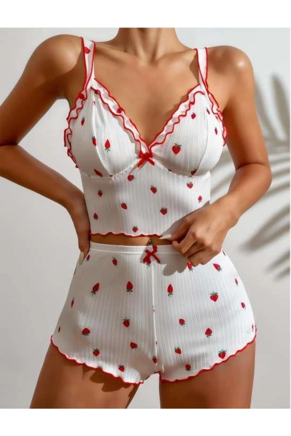 Üstüne Çilek Desenli Fitilli Askılı Şortlu Pijama Takımı - Beyaz - KLBN26503
