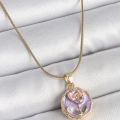 316L Çelik Gold Renk Zincir Mor Minimal Çiçek İşlemeli İnci Detay Portre Model Kadın Kolye