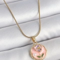 316L Çelik Gold Renk Zincir Pembe Minimal Çiçek İşlemeli İnci Detay Portre Model Kadın Kolye