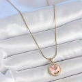 316L Çelik Gold Renk Zincir Pembe Minimal Çiçek İşlemeli İnci Detay Portre Model Kadın Kolye