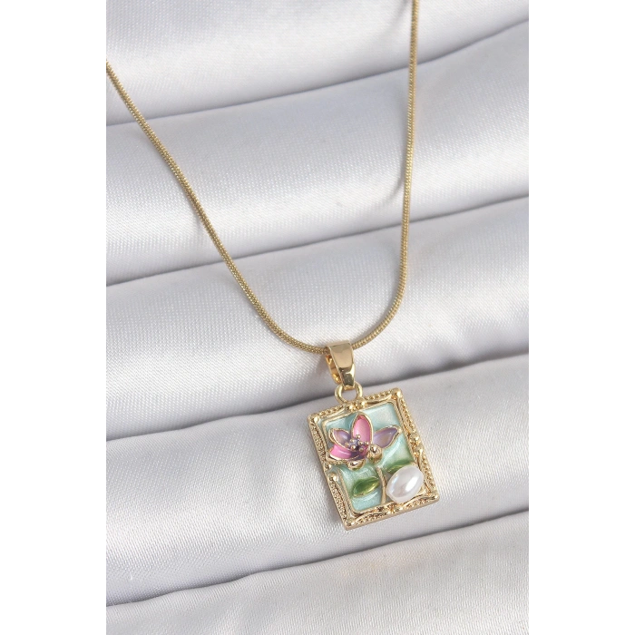 316L Çelik Gold Renk Zincir Mavi Mineli Çiçek İşlemeli İnci Detay Portre Model Kadın Kolye