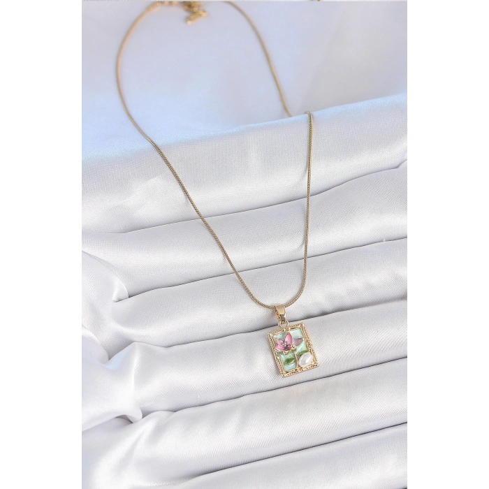 316L Çelik Gold Renk Zincir Mavi Mineli Çiçek İşlemeli İnci Detay Portre Model Kadın Kolye